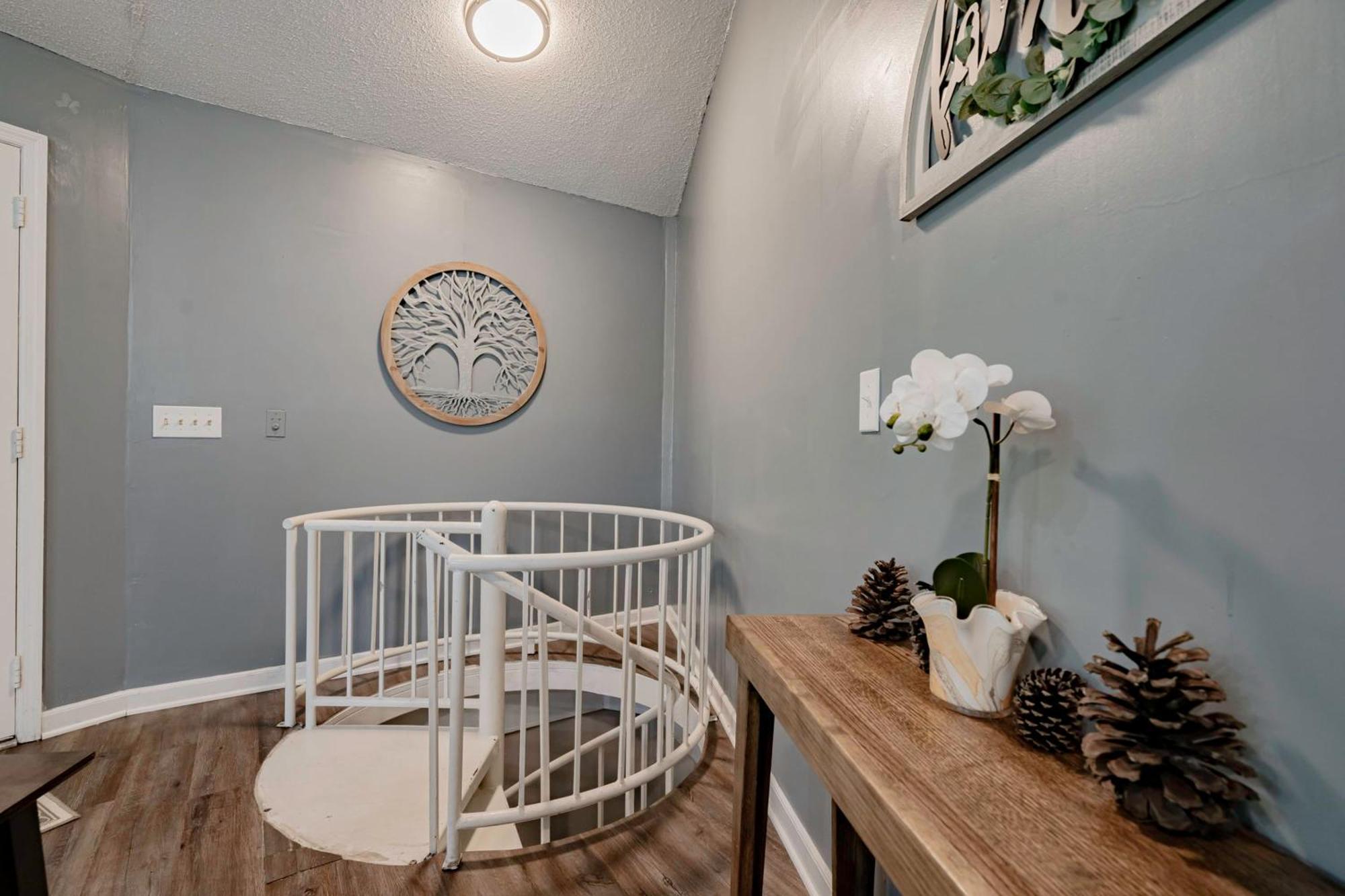 فيلا Opulent Octagonal Oasis With Spiral Stairs-Minutes To Base كولومبيا المظهر الخارجي الصورة